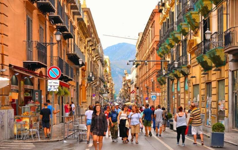 Apartament Dimora Di Maury A Due Passi Dai Trasporti E Da Ballaro Palermo Exterior foto